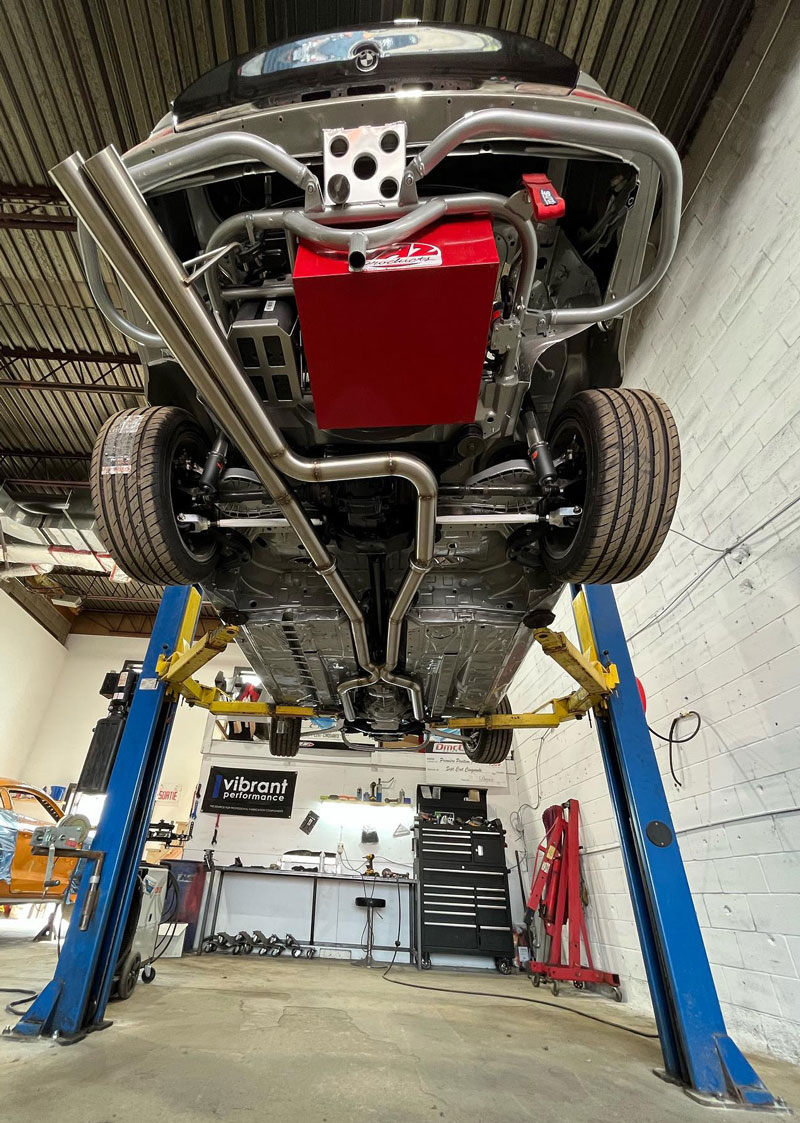 auto sur lift dans garage performance st jerome | MadMax Autoworks